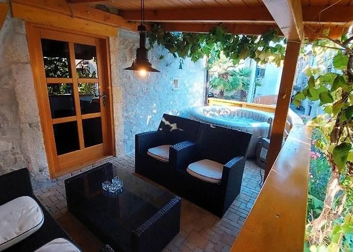 Stone House With Whirlpool Сasa de vacaciones *