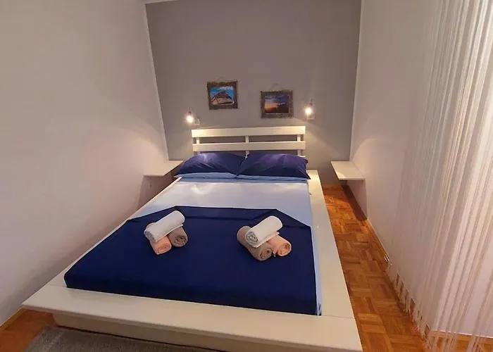 Stone House With Whirlpool Сasa de vacaciones