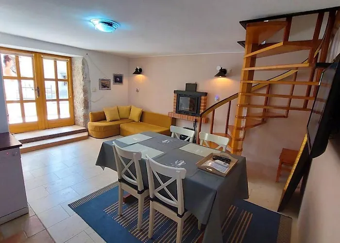 Stone House With Whirlpool Сasa de vacaciones *